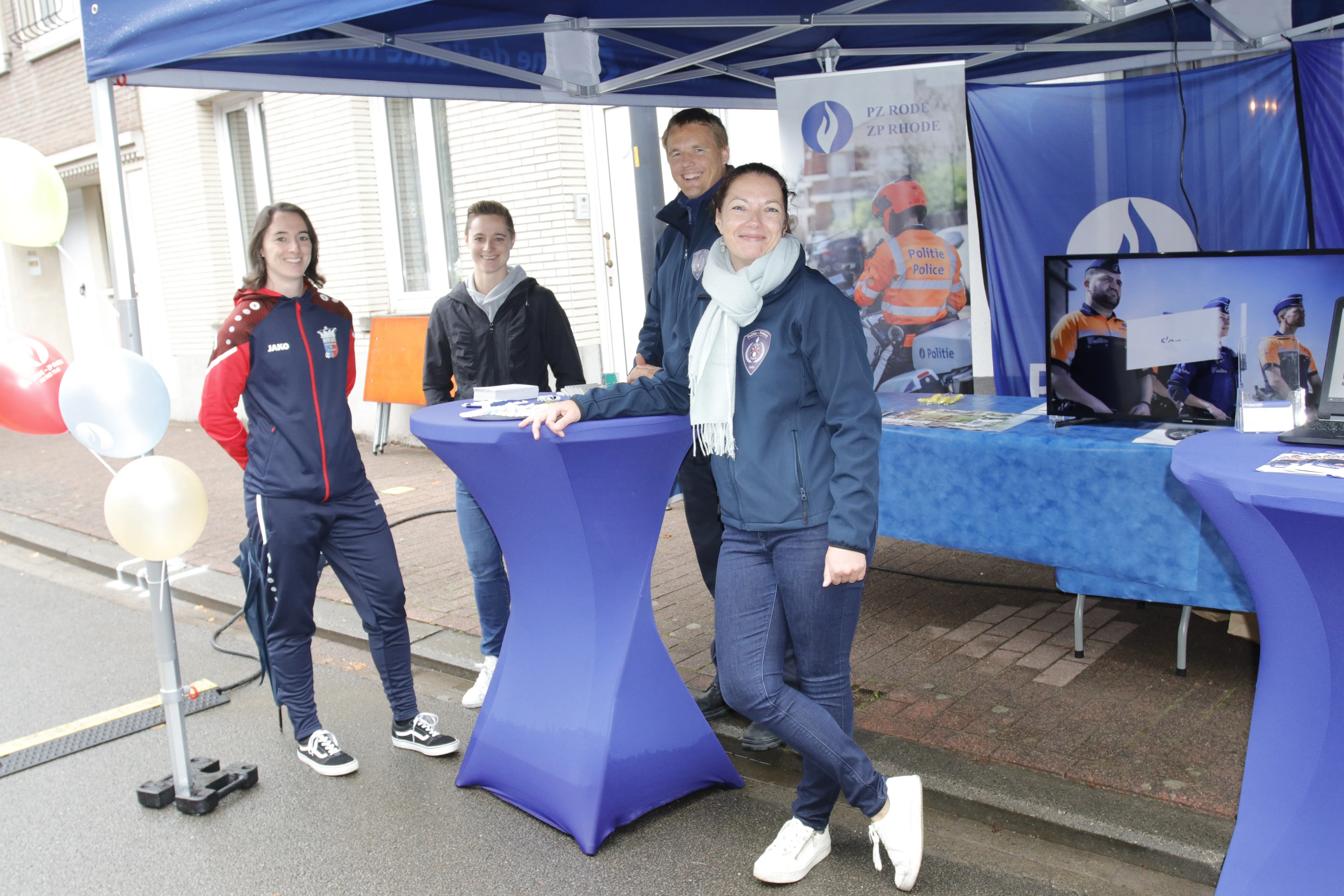 foto van aan de politietent in Sint-Genesius-Rode